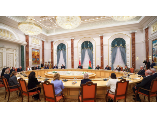 Президент Беларуси Александр Лукашенко вручил дипломы доктора наук и аттестаты профессора